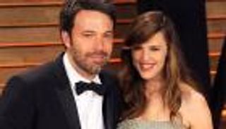 بصورة نادرة ورسالة مؤثرة.. جينيفر غارنر تكرم بن أفليك في يوم الأب 2025