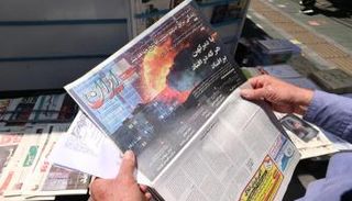 إيراني يتابع الأخبار في إحدى الصحف