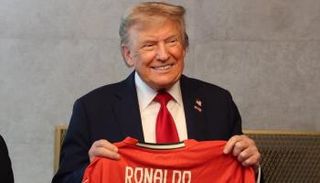 كريستيانو رونالدو يهدي قميصه لدونالد ترامب