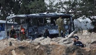 جنود إسرائيليون قرب حافلة أصابها صاروخ إيراني - أ.ف.ب