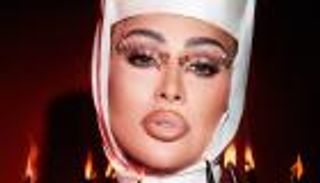 جلسة تصوير غير تقليدية لمايا دياب بإطلالة جريئة ومكياج استعراضي