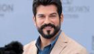 بوراك أوزجيفيت يُفاجئ الجمهور بسيارة فاخرة تتجاوز قيمتها المليون دولار