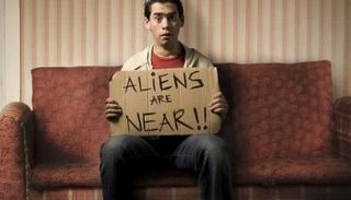 المؤمنون بنظرية المؤامرة يفترضون أن غالبية الآخرين يشاركونهم آرائهم