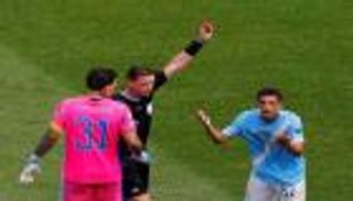 خبير تحكيمي يكشف لـ«العين الرياضية»: هل استحق لويس الطرد ضد الوداد؟