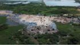 كارثة بيئية قادمة من أوروبا.. نفايات الموضة تغرق غانا