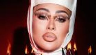 مايا دياب تظهر بـ«أظافر مشتعلة»