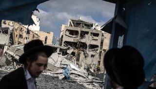 إسرائيليون يتفقدون الدمار في موقع هجوم صاروخي إيراني بتل أبيب