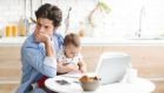 اكتئاب ما بعد الولادة يصيب الآباء أيضا.. فكيف تتأثر علاقته بالرضيع؟