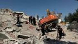 حادث مأساوي في تركيا.. انهيار مبنى على شاب خلال الإزالة