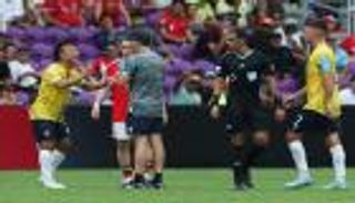 حدث في مونديال الأندية.. مشادة بين لاعب وطبيب فريقه (فيديو)