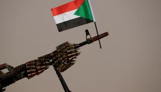 علم السودان على فوهة سلاح