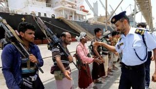 عناصر حوثية في أحد موانئ الحديدة - أرشيفية