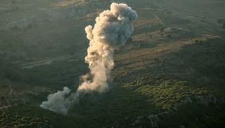 الدخان يتصاعد فوق التلال بعد غارة إسرائيلية على جزين 