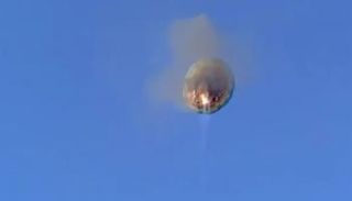 لحظة اشتعال النيران في المنطاد