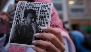 متظاهر مؤيد للفلسطينيين يحمل لافتة