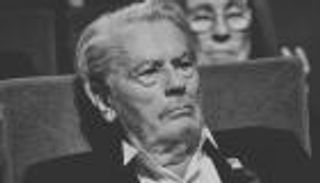 صدمة ورثة آلان ديلون.. هل يتقاسمون الثروة مع أحفاد غير معترف بهم؟