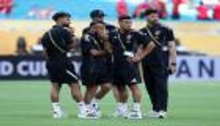 مصطفى شوبير يدافع عن لاعبي الأهلي بعد «جولة المول» 