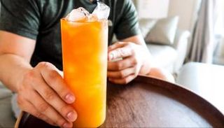 عصير البرتقال المنعش قد يزيد عطشك بدلا من أن يرويك