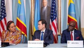 وزير الخارجية الأمريكي يتوسط نظيريه الكونغولية والرواندي