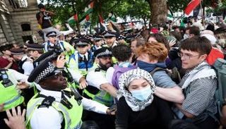 اشتباك بين متظاهرين والشرطة خلال مسيرة في لندن لدعم جماعة "بالستاين أكشن"