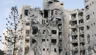 أضرار لحقت بمبنى في إسرائيل جراء هجوم صاروخي إيراني