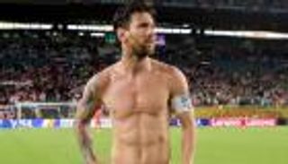 في مشهد غريب.. عجوز تطلب الزواج بميسي في أمريكا (صورة)