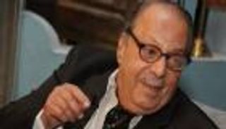 أسامة عباس يكشف سر تفوق عادل إمام: أول ما يبدأ التصوير بيتحول لشخصية تانية (فيديو)