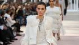 موضة الشراريب 2025: أناقة متحرّكة تعود بروح السبعينيات