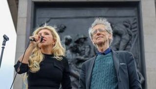 والدة الفتاة المتهمة بالتسبب في وفاة ابنتها في احد الفعاليات المناهضة للقاحات