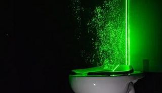 رذاذ المرحاض يمكن ان يلتصق بالهاتف ويسبب مشاكل صحية خطيرة