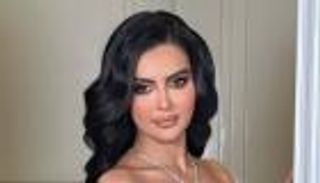 رومي القحطاني تثير الجدل بخط أبيض بين حاجبيها في إطلالة زهريّة