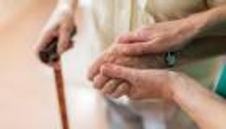 ليس دواء ولا عطرا.. طعام شائع يزيل «رائحة كبار السن»