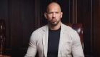 أندرو تايت يواجه تهم اغتصاب واتجار بالبشر في محاكم متعددة