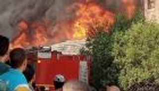 انفجارات وسط النيران.. حريق ضخم يلتهم مخازن البراجيل في مصر 