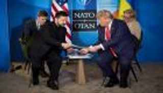 «دبلوماسية الأزياء».. جسر زيلينسكي إلى البيت الأبيض