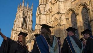 خريجو جامعة بريطانية