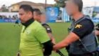 أثناء إشهاره إنذارا.. القبض على حكم في مباراة كرة قدم