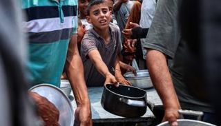 طفل فلسطيني من غزة يطلب الحصول على طعام