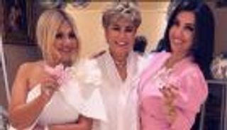 مفيدة شيحة تحتفل بـ«ليلة حناء» ابنتها بحضور بوسي شلبي ودعاء فاروق