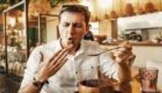 قنبلة في المعدة.. تحذير طبي من الفلفل الحار