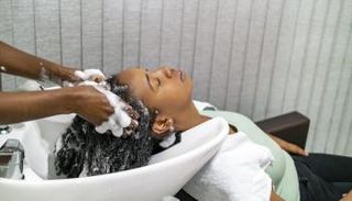 توصية طبية بغسيل الشعر يوميا خلال موجة الحر 