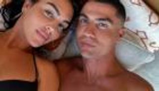 جورجينا تستمتع بعطلتها الصيفية مع العائلة ورونالدو (صور)