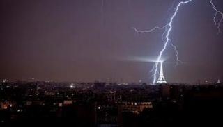 عاصفة عنيفة تضرب باريس