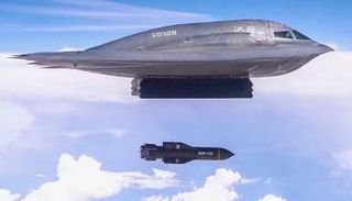 قاذفة  بي-2 سبيريت تُسقِط القنبلة الخارقة للتحصينات