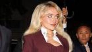 سابرينا كاربنتر تخطف الأنظار في أسبوع الموضة بباريس