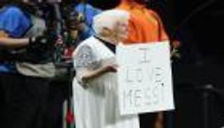 برسالة جديدة ووردة.. «عاشقة ميسي» العجوز تواصل مطاردته (فيديو)