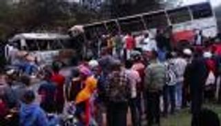 انفجار إطار يحوّل الطريق إلى جحيم.. 38 قتيلاً و28 مصابًا في تنزانيا