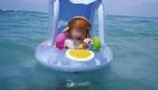 عوامة الأمل تحولت لكابوس.. فقدان طفلة تونسية وسط البحر 