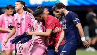 أشرف حكيمي يحصل على قميص ميسي