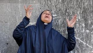 فلسطينية تبكي أفرادا من عائلتها قُتلوا في قصف إسرائيلي بغزة